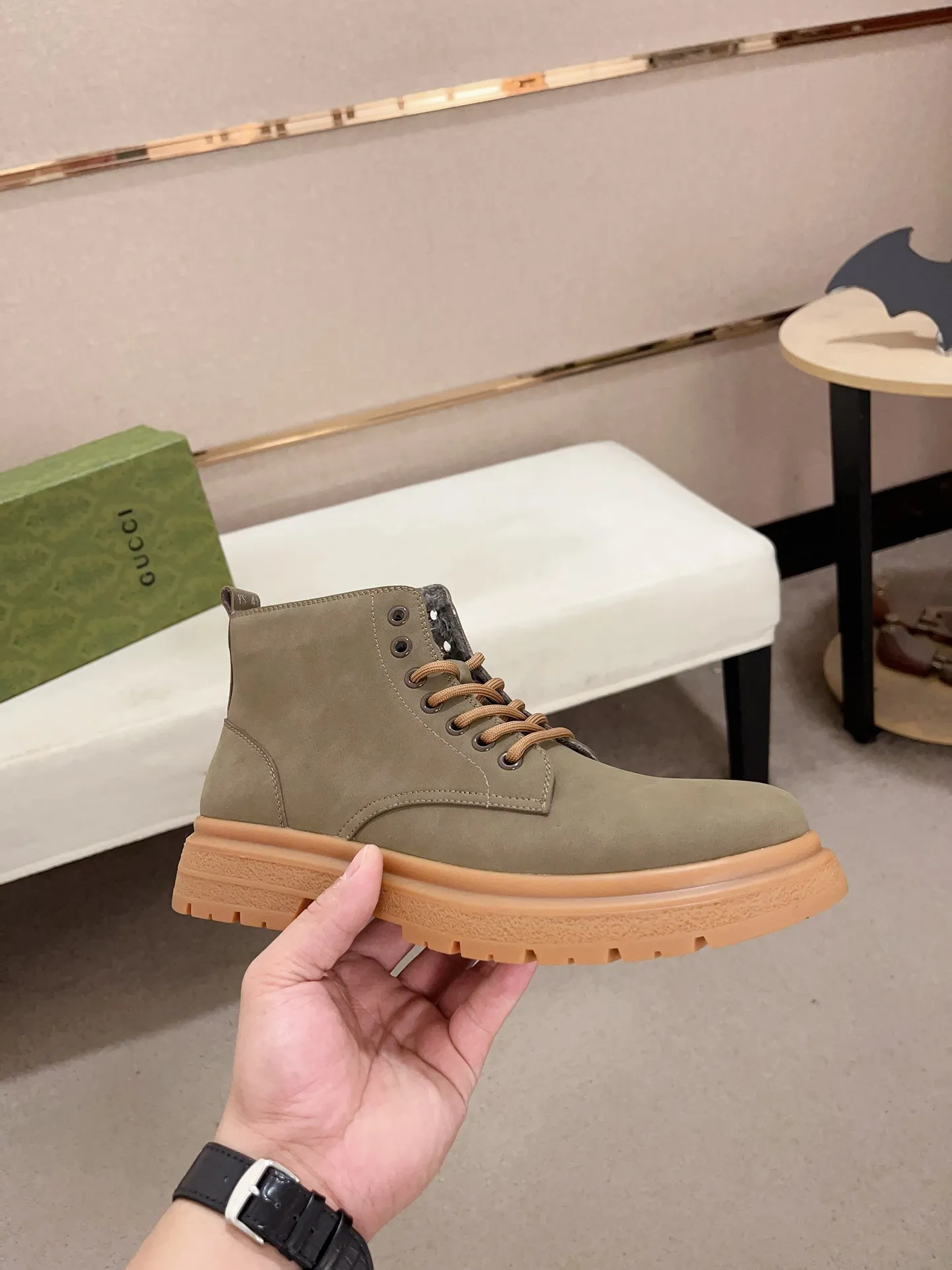 Men's shoes 💰 440💰 (can be made without standard supply platform) high-quality new high-top GUCCI (Gucci) counters are launched simultaneously, new men's shoes, 😘fabrics are selected from imported cowhide, lining: plush lining. 👍🏿 High-end ☄️ air-cushion molded anti-slip rubber outsole, exquisite lines, simple and elegant, comfortable and high-end for leisure travel. Code number: 38 to 44 (45 can be customized and cannot be returned or exchanged)